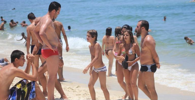 Eri Johnson, Roger e Julio Cesar pegam praia na capital carioca