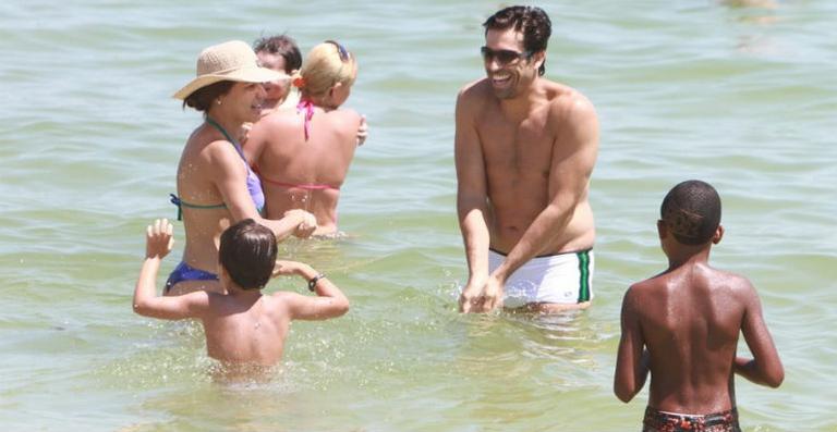 Nívea Stelmann curte praia com filho e namorado