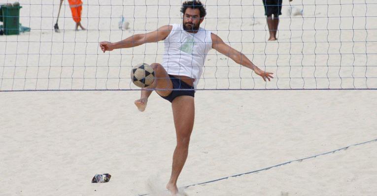 Na companhia dos amigos, Thierry Figueira joga futevôlei na praia do Leblon