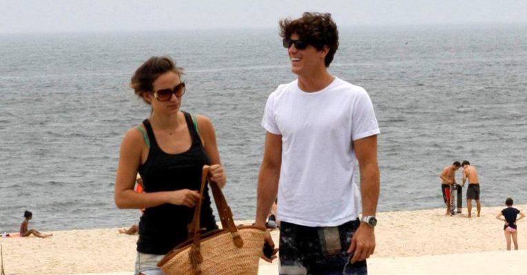 Maria Pinna e seu Rômulo Arantes Neto curtem praia