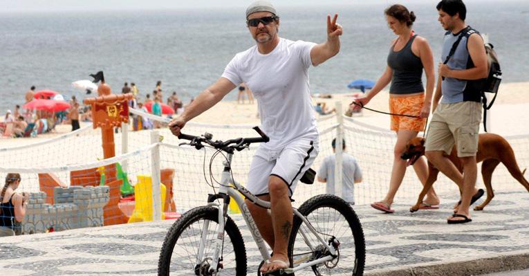 Para manter a boa forma, Antônio Calloni anda de bicicleta no Rio de Janeiro