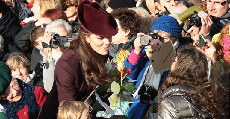 Kate Middleton é rodeada por súditos em seu primeiro Natal como membro da realeza