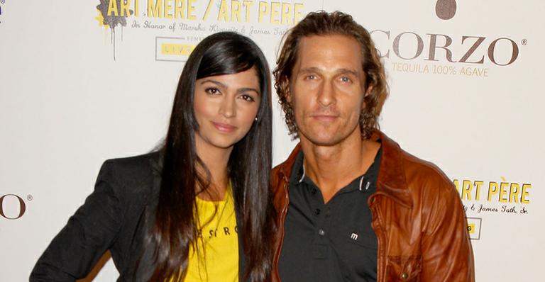 Matthew McConaughey pede Camila Alves em casamento na noite de Natal