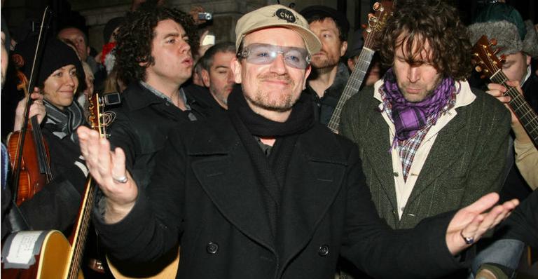 Bono Vox canta em rua de Dublin no Natal para arrecadar fundos para a caridade
