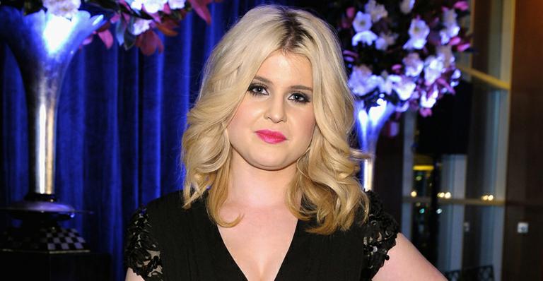 Kelly Osbourne chora a morte de seu cachorro Martin