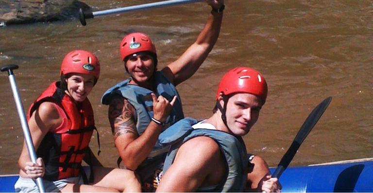 Jonatas Faro faz rafting com os amigos em dia de folga