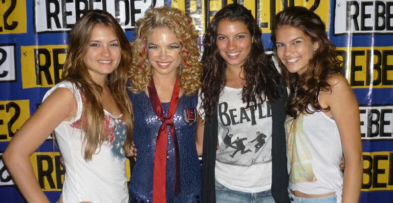 Lua Blanco recebe carinho das irmãs em show no Rio