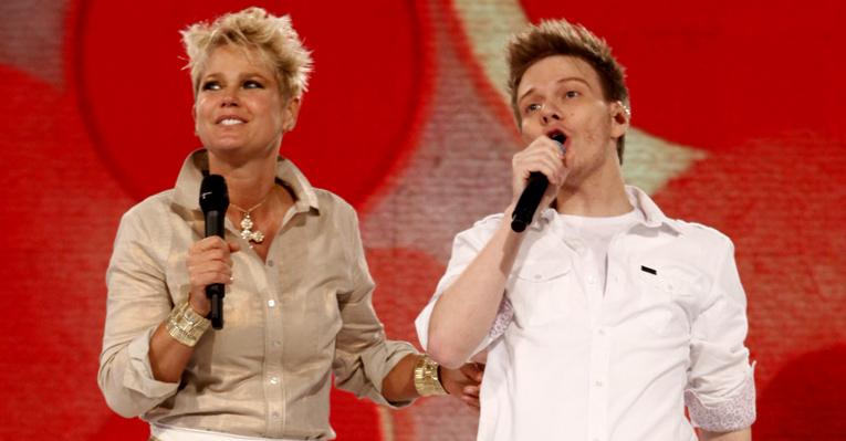 Michel Teló canta no último TV Xuxa do ano