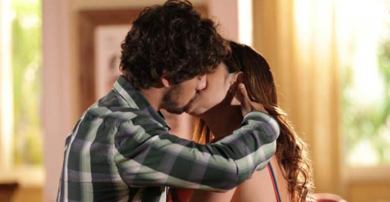 Manu vê Ana e Rodrigo se beijando em ‘A Vida da Gente’