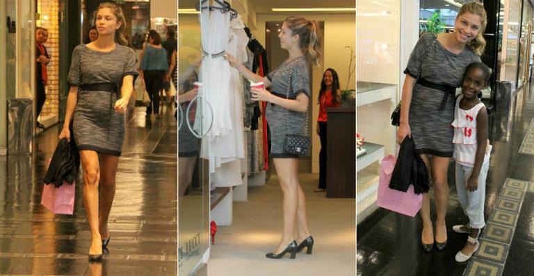 Grazi Massafera exibe barriguinha e posa com fãs em shopping carioca
