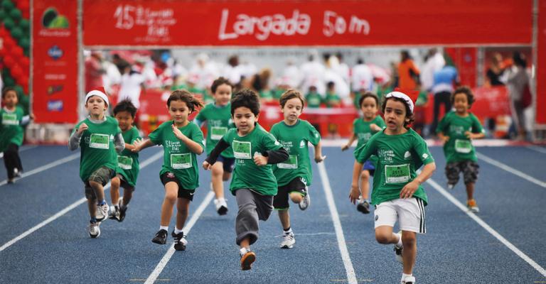 Abílio Diniz e sua amada Geyse aplaudem os filhos em corrida