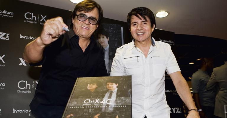 Chitãozinho & Xororó lançam livro em comemoração aos 40 anos de carreira