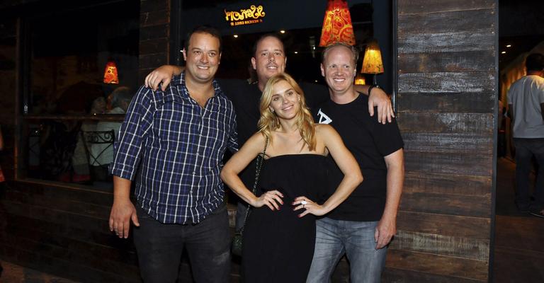 Carolina Dieckmann entre os irmãos para inauguração de restaurante
