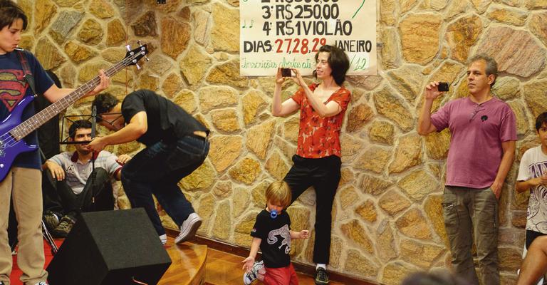 Fernanda Torres registra em fotos a apresentação musical de seu filho