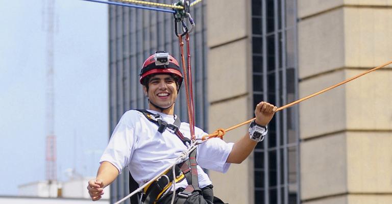 Caio Castro se aventura em plena Avenida Paulista
