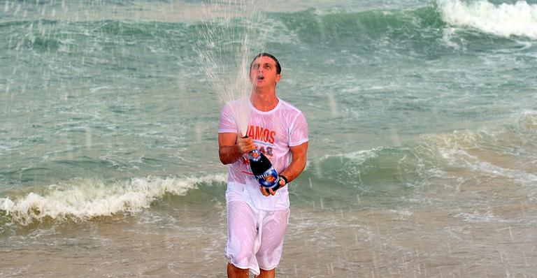 Luciano Huck festeja o Ano Novo no ‘Caldeirão’ de verão
