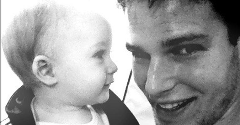 Jonatas Faro celebra os oito meses do seu filho Guy
