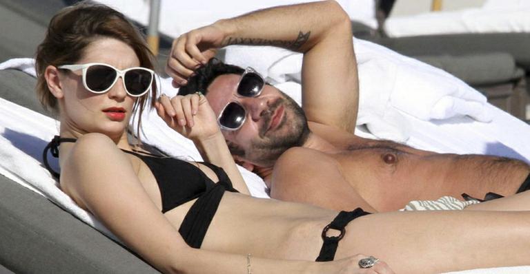 Mischa Barton vai à praia em Miami acompanhada de homem misterioso