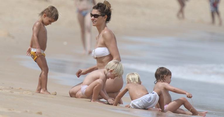 Fernanda Lima se diverte com os gêmeos e exibe boa forma em Trancoso, na Bahia