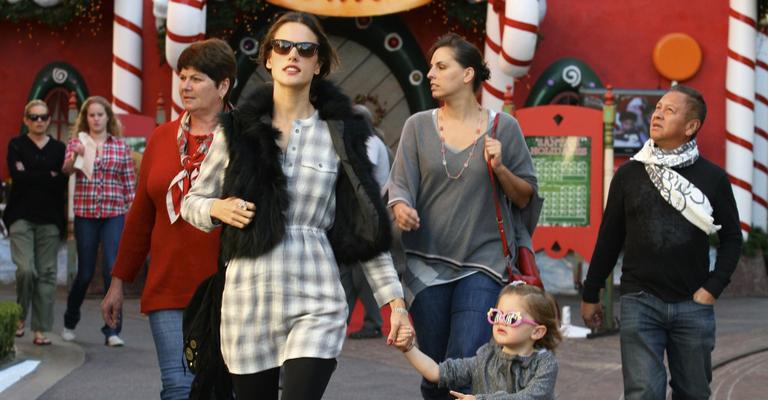 Alessandra Ambrosio em tarde natalina com Anja