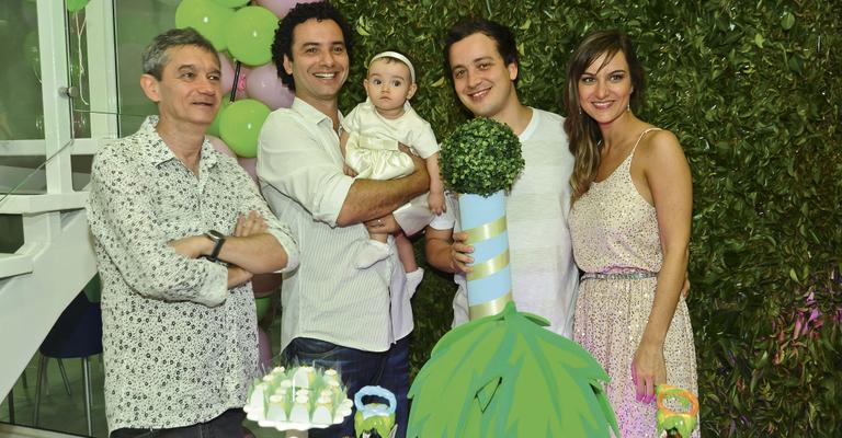 Marco Luque celebra o 1º ano de vida da filha