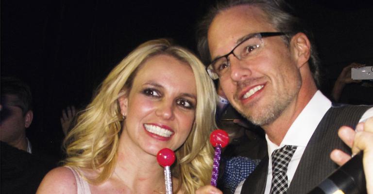 Britney Spears, noiva e radiante
