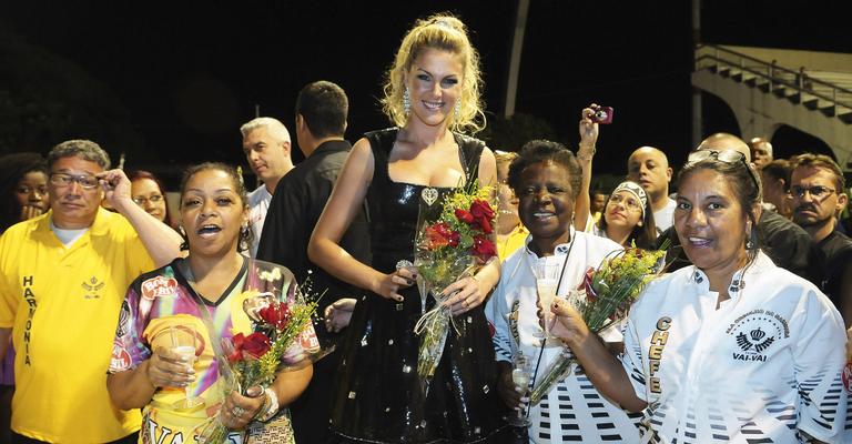 Ana Hickmann brilha em ensaio da Vai-Vai em SP