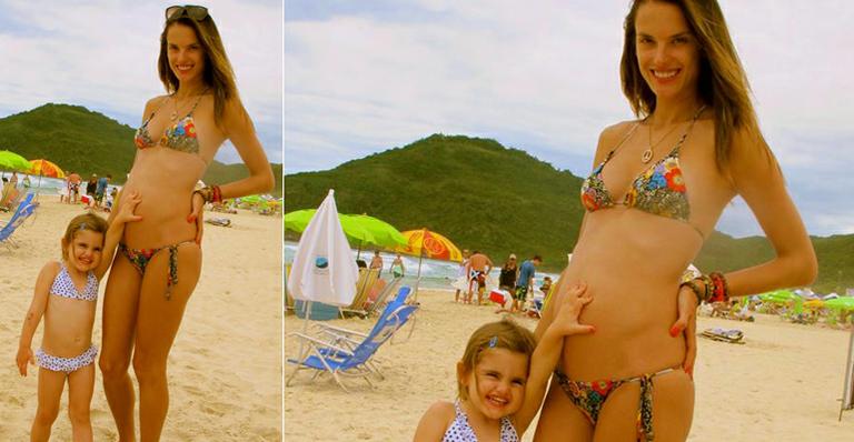 Alessandra Ambrosio exibe barriguinha de gravidez e ganha carinho da filha Anja