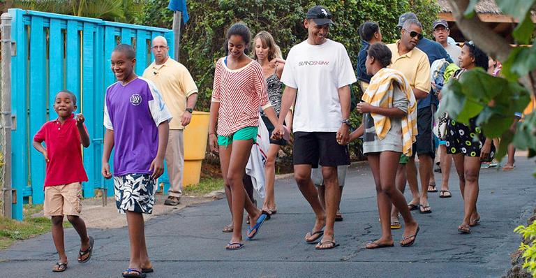 Com bermuda e chinelo, Obama descansa ao lado das filhas no Havaí