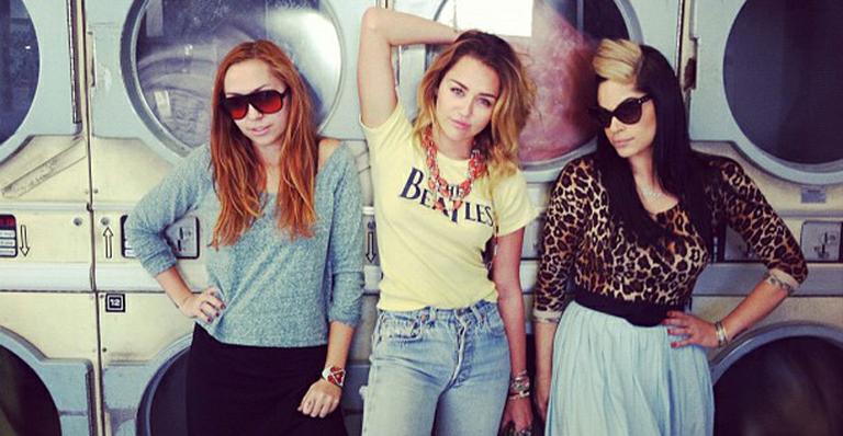 Miley Cyrus faz poses sensuais para fotos em lavanderia
