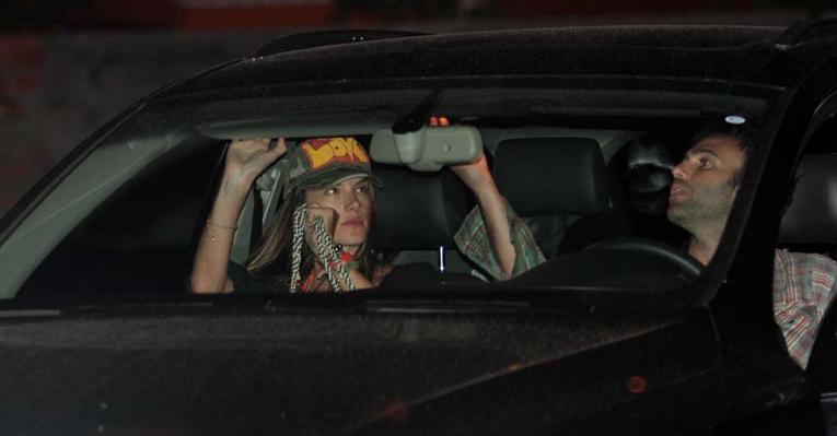 Grávida, Alessandra Ambrosio vai à balada com o marido em Florianópolis