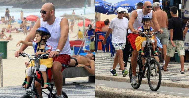 Nalbert passeia de bicicleta com a filha