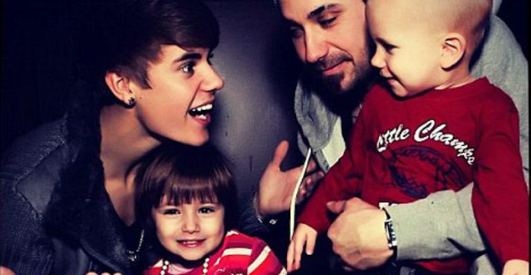 Justin Bieber divulga nova foto com o pai e os irmãos mais novos