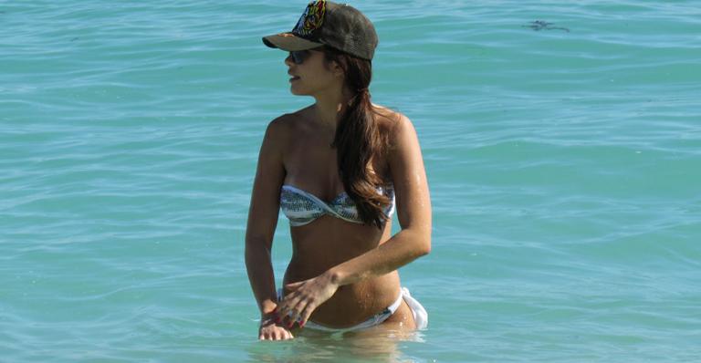 Maria Melilo curte praia em Miami antes da virada do ano