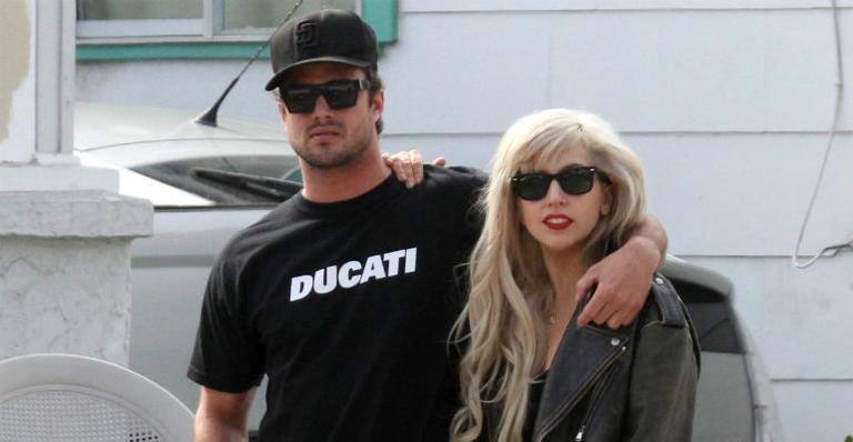 Lady Gaga fotografada pela primeira vez com o novo namorado, Taylor Kinney