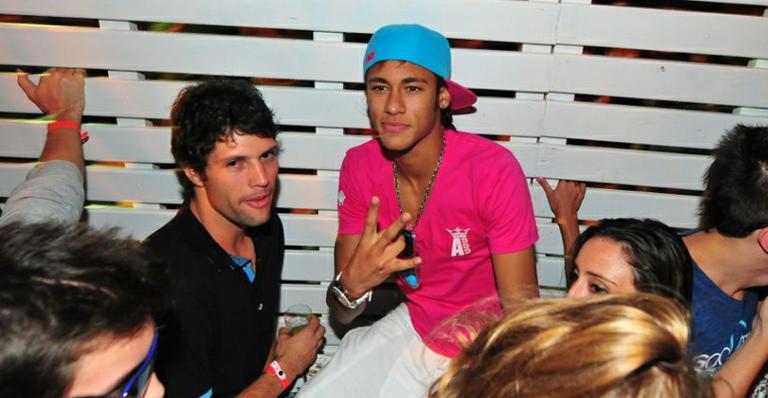 Neymar se diverte em balada de Florianópolis