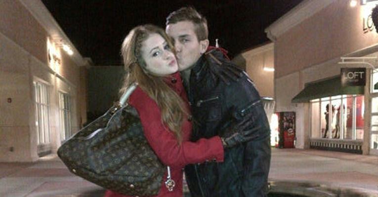 Marina Ruy Barbosa e Klebber Toledo fazem compras em outlet de Orlando