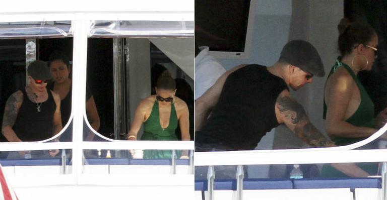Jennifer Lopez curte férias com namorado e filhos em Miami