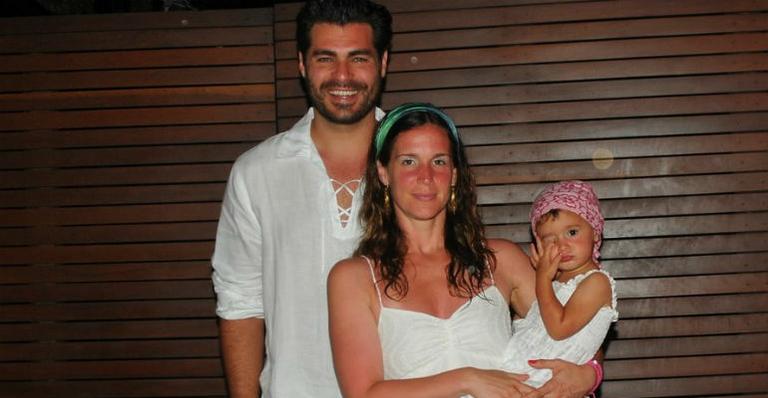 Thiago Lacerda curte chegada de 2012 com família
