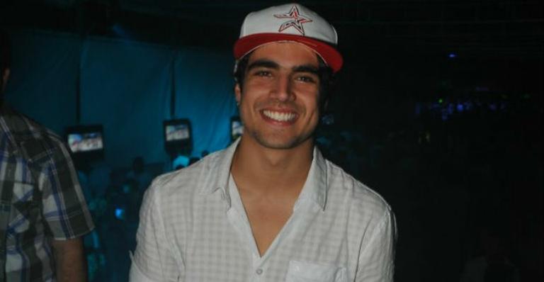 Caio Castro badala com amigos na virada do ano