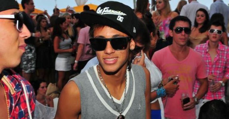 Neymar se diverte em balada no 1º dia do ano
