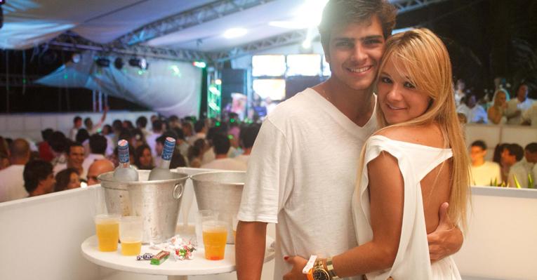 Bernardo Mesquita entra em 2012 ao lado da namorada, Bruna