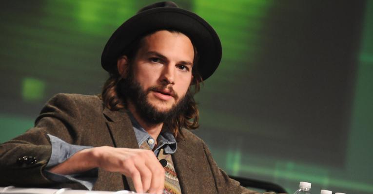 Ashton Kutcher nega romance com morena apontada como sua nova namorada