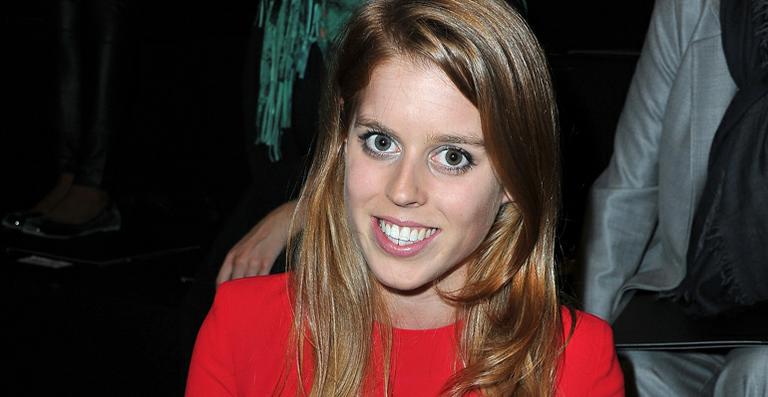 Princesa Beatrice canta Bon Jovi dentro de bar durante festa