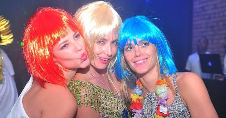 Paola Oliveira, Angélica e Carolina Dieckmann se divertem com perucas no réveillon