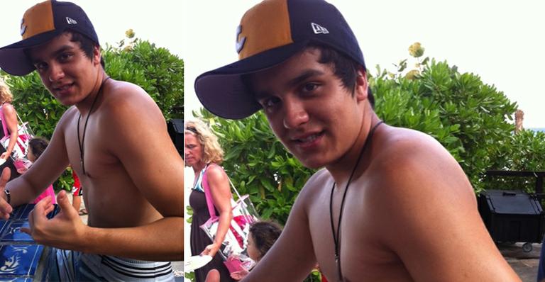 Luan Santana curte praia em Cancun e posta foto sem camisa