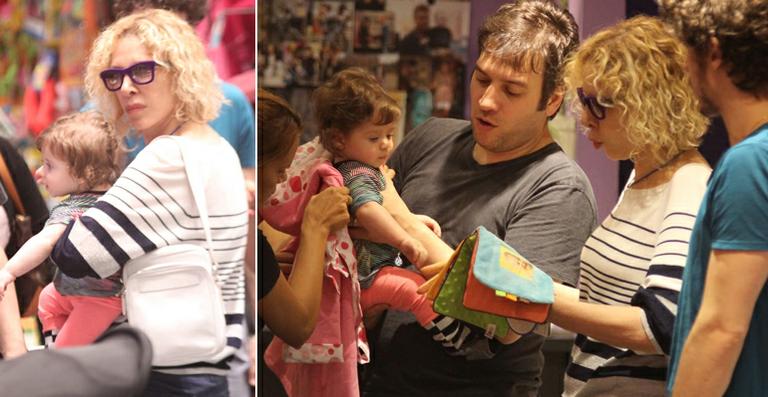 Marília Gabriela escolhe presentinhos para sua neta