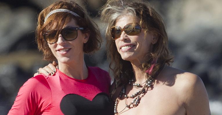 Steven Tyler recebe bênção ao novo lar no Havaí