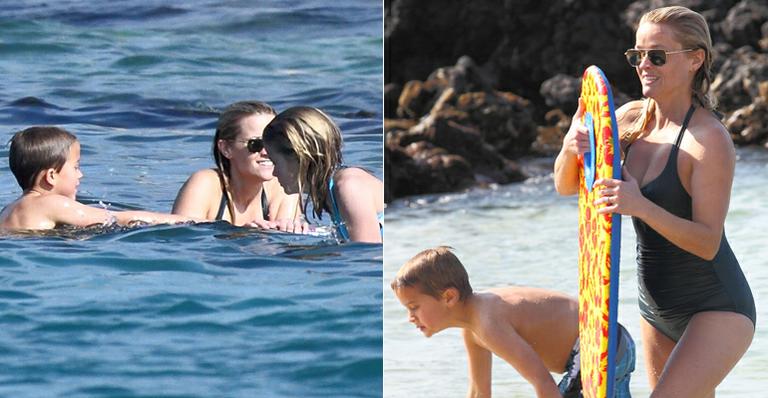 Reese Witherspoon com os filhos no Havaí