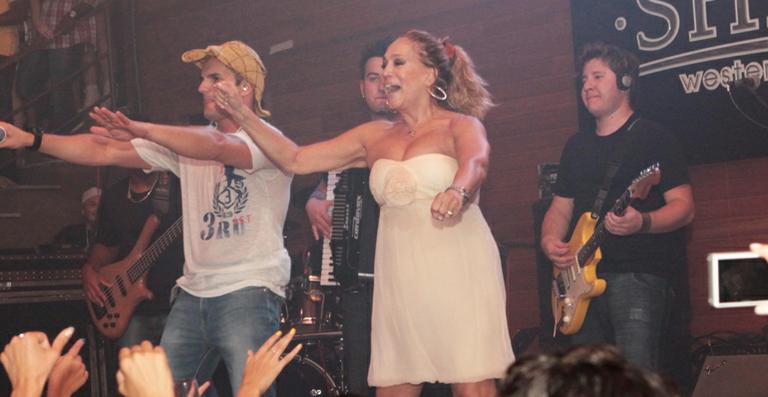 Susana Vieira dança ‘Ai, se eu te pego!’ na balada